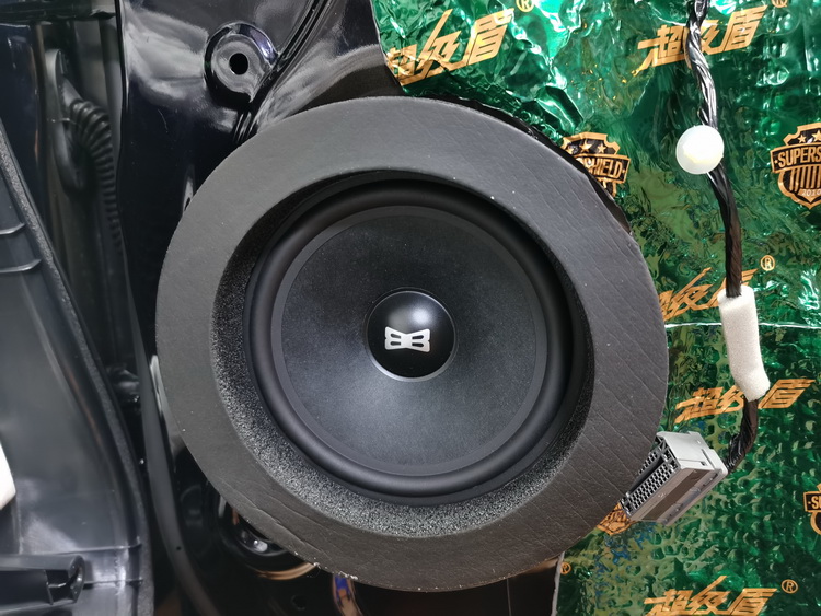 10右前声场中低音单元原位安装.jpg