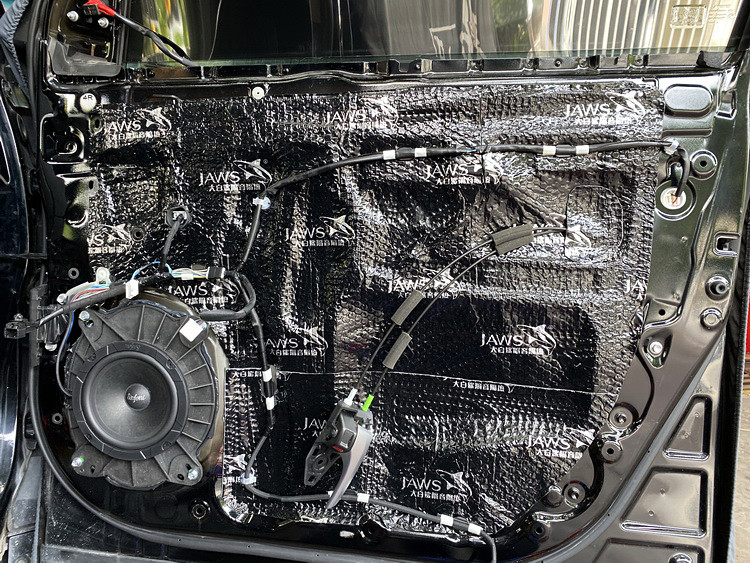 3，诗芬尼S62中低音喇叭安装在汽车原位.JPG
