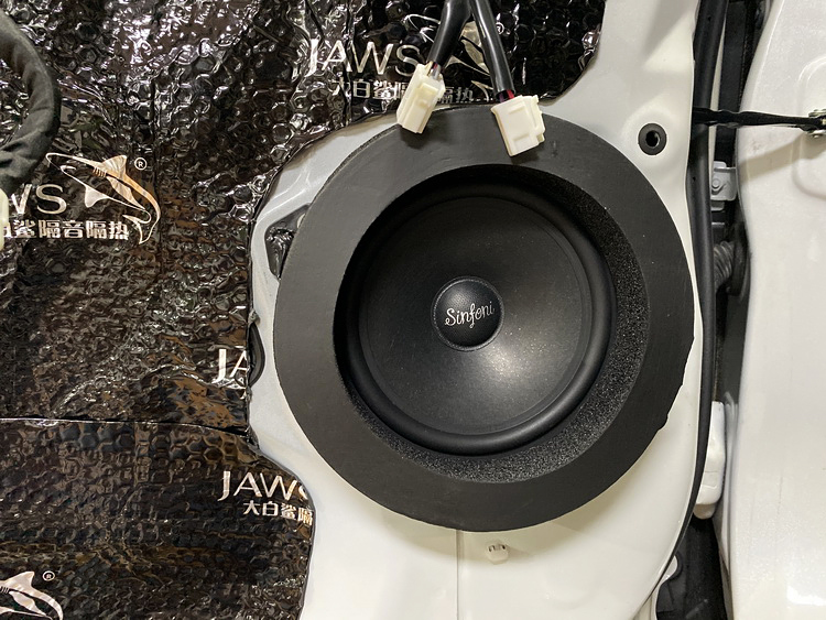 4，诗芬尼S62中低音喇叭安装在汽车原位.JPG
