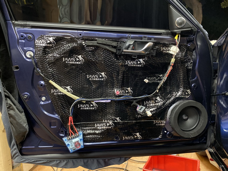 3对门板做隔音升级，将诗芬尼S62中低音单元安装在汽车原位.JPG