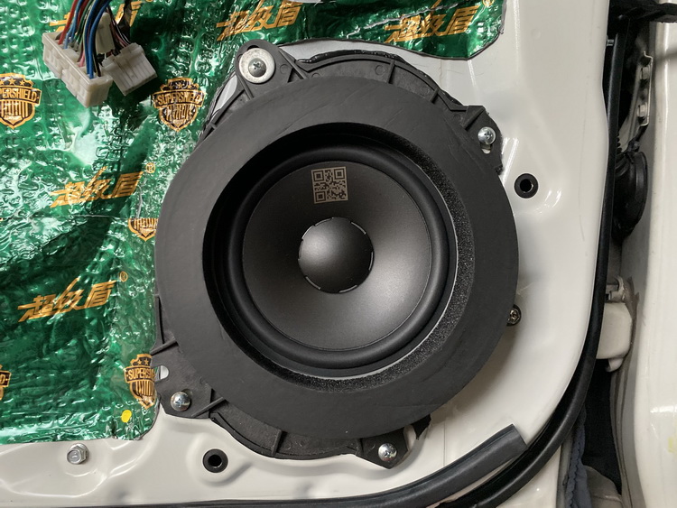 5，改装技师还特意为声场喇叭添加了丽音圈以提升汽车音响的效果.JPG