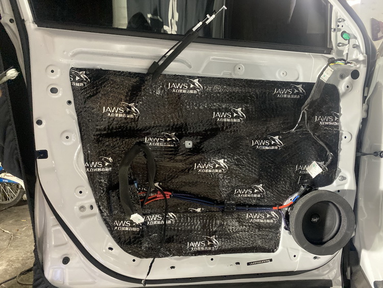 2诗芬尼S62中低音喇叭安装在汽车原位.JPG