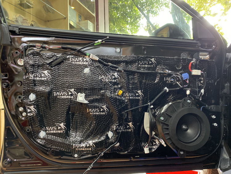 3诗芬尼S60中低音喇叭安装在汽车原位.JPG